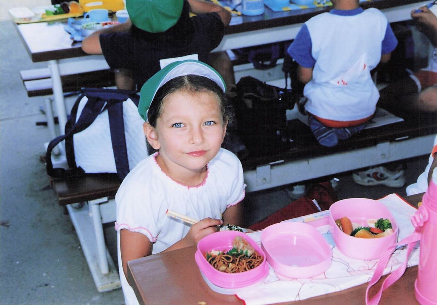 Nati criança comendo bentô na escola