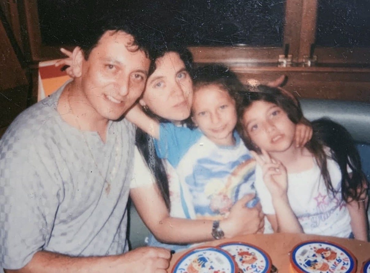 Nati criança com os pais e a irmã
